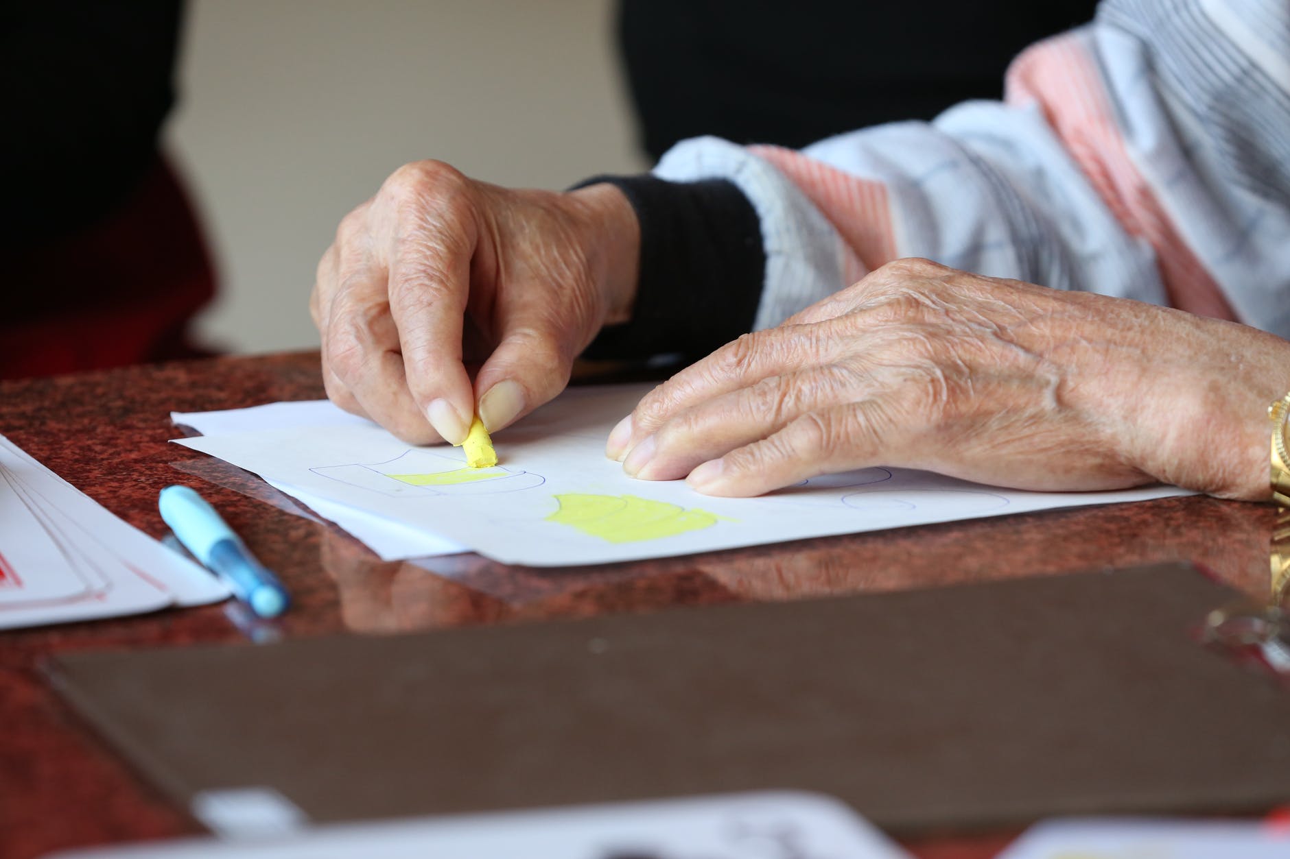 elderly person during drawing therapy